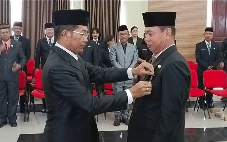 105 ASN Murung Raya Terima Tanda Kehormatan Satyalancana Karya Satya, Ini Kata Bupati Perdie
