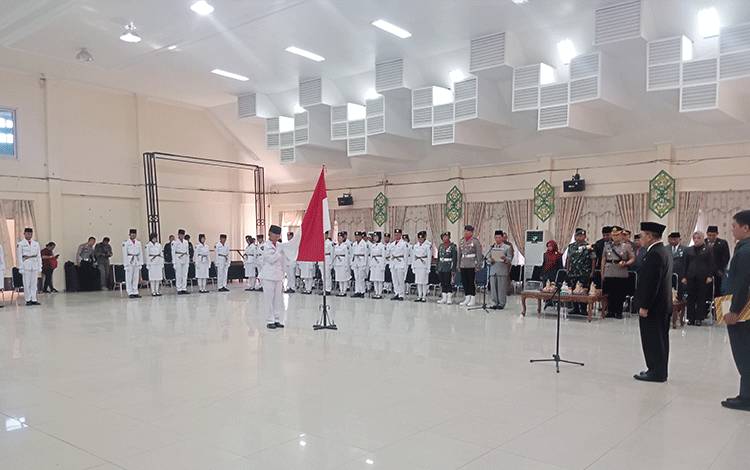Kukuhkan Calon Paskibra Pulang Pisau, Ini Pesan Sekda