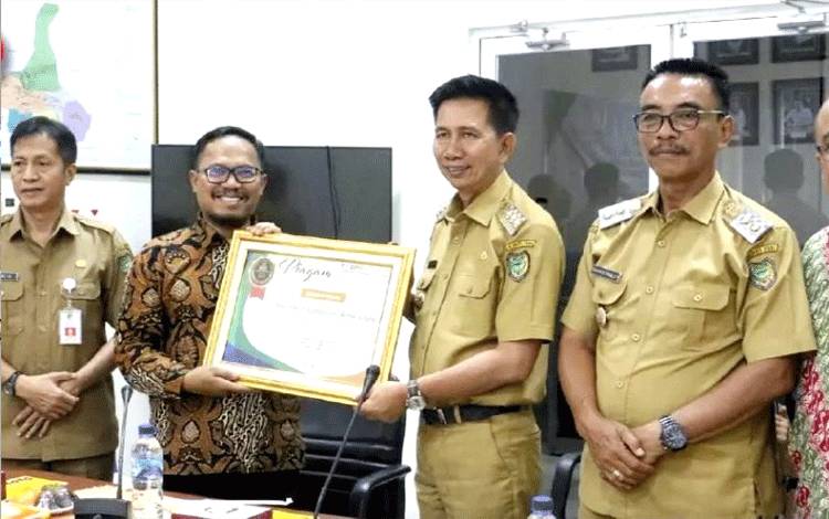 Pemkab Barito Utara Terima Penghargaan UHC dari PBJS Kesehatan