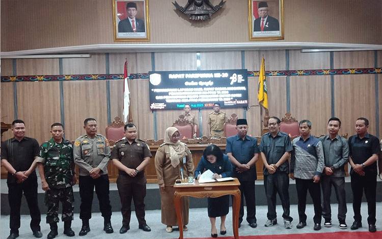 Penandatanganan kesepakatan KUA PPAS 2024 di Ruang rapat Paripurna DPRD Kotawaringin Timur, Selasa, 15 Agustus 2023. (FOTO: DEWIP)