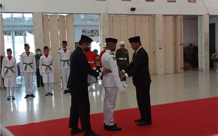 Bupati Sukamara, Windu Subagyo mengukuhkan Anggota Paskibra pada Selasa, 17 Agustus 2023. (FOTO: NORHASANAH)