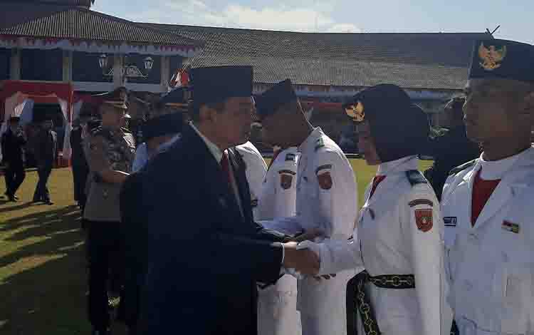 Pj Bupati Kukuhkan Anggota Paskibra Kotawaringin Barat