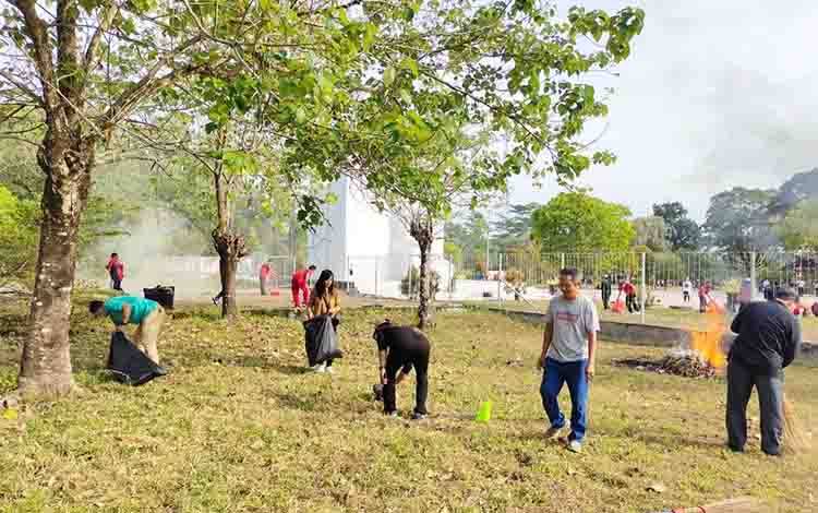 Peserta Bakti Sosial Bergotong Royong Bersihkan Taman Makam Pahlawan. (FOTO: RILIS)