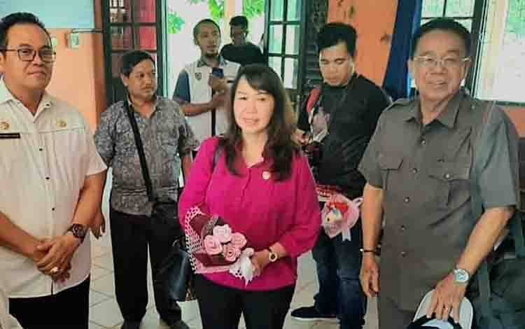 Legislator Kalteng, Duwel Rawing (kanan) pada saat melaksanakan reses bersama dengan anggota DPRD Kalteng lainnya. (DOK RESES DUWEL RAWING)