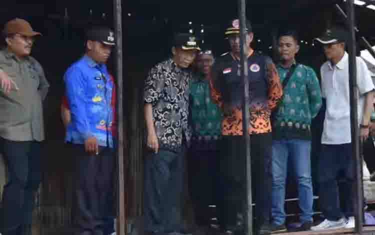 Plt Bupati Kapuas, HM Nafiah Ibnor saat tinjau lokasi kebakaran rumah warga, beberapa waktu lalu. (FOTO: IST)