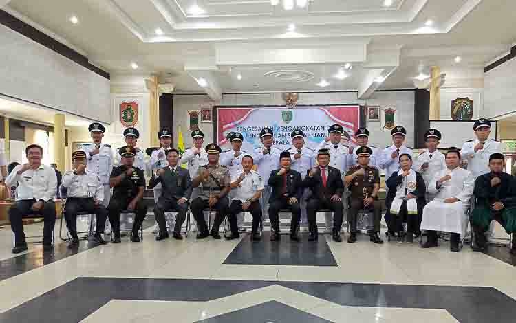 Bupati Barito Timur Ampera AY bersama unsur Forkopimda dan camat, berfoto bersama kades terpilih dari Kecamatan Paku usai pelantikan dan pengambilan sumpah/janji di GPU Mantawara Tamiang Layang, Rabu, 16 Agustus 2023. (FOTO: BOLE MALO)