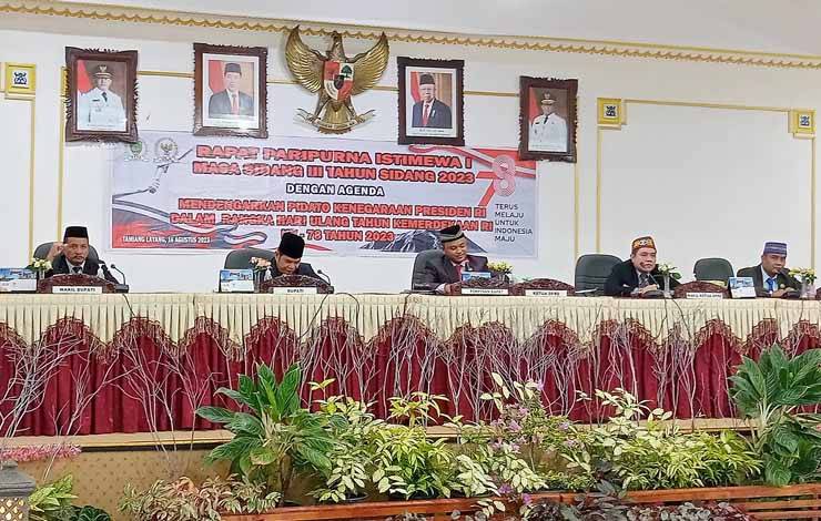 Rapat paripurna istimewa DPRD Barito Timur dengan agenda mendengarkan pidato kenegaraan Presiden RI Joko Widodo dalam rangka Hari Ulang Tahun ke-78 Kemerdekaan RI, Rabu, 16 Agustus 2023. (FOTO: BOLE MALO)