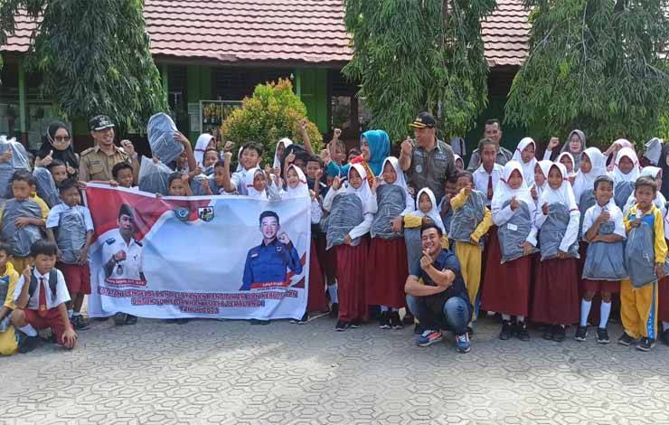 Kelurahan Kuala Pembuang I Kembali Salurkan Bantuan Perlengkapan Sekolah