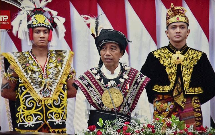 Presiden RI Joko Widodo saat menyampaikan pidatonya dalam rapat paripurna secara virtual dari Ruang Rapat Paripurna DPRD Provinsi Kalteng. (FOTO: IKHSAN)