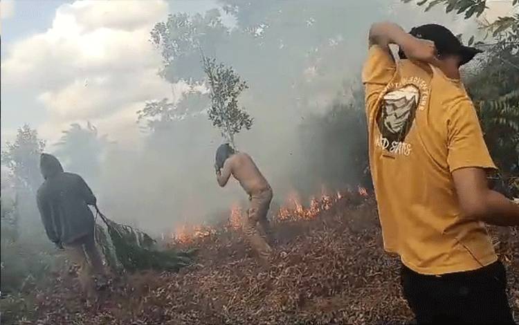 Karhutla Ancam Perumahan Graha Pramuka Sampit, Warga Berjibaku Padamkan Api