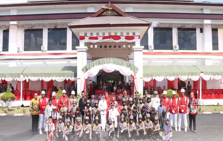 Polisi Cilik binaan Polres Seruyan saat foto bersama Bupati Seruyan Yulhaidir dan unsur Forkopimda Seruyan usai tampil pada upacara??Hari Ulang Tahun Republik Indonesia ke-78 tingkat Kabupaten Seruyan (Foto : Ist)