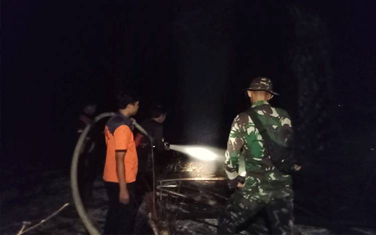 Pemadaman Karhutla di wilayah Kabupaten Sukamara. (FOTO: BPBPK KALTENG)