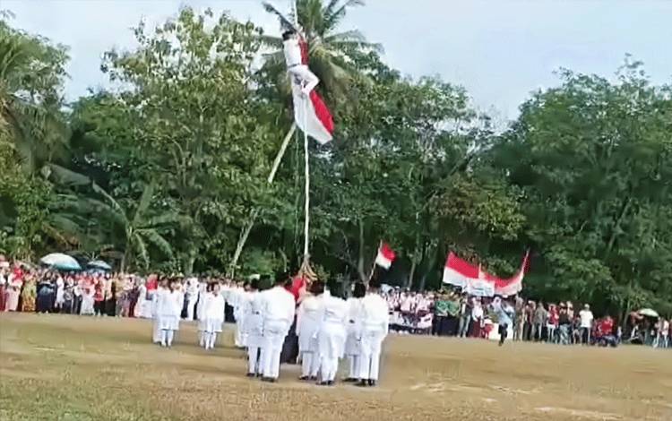 Pelatih Pasukan Pengibar Bendera Pusaka (Paskibraka) Desa Kertosari, Kabupaten Lampung Selatan, Provinsi Lampung, atas nama Nehru sebelum terjatuh dari tiang saat mencoba membenarkan bendera yang talinya putus pada upacara Kemerdekaan RI ke 78. Lampung Selatan, Kamis, (17/8)2023). (ANTARA/HO)