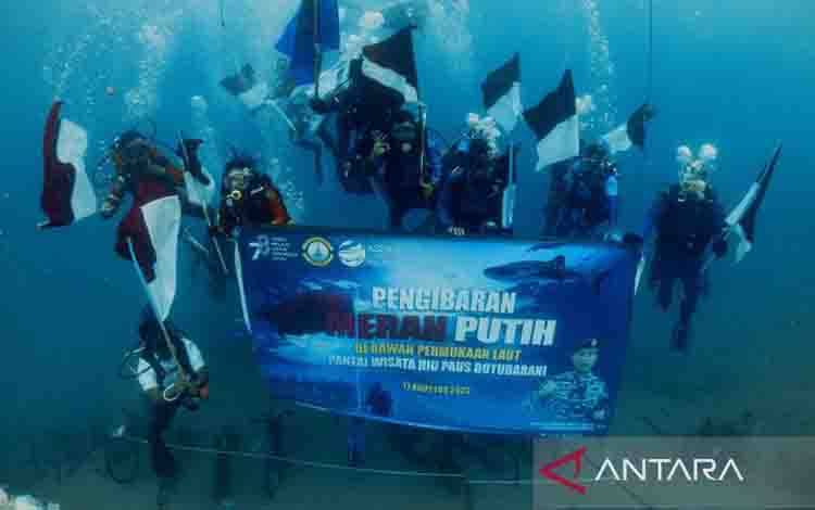 Lanal Gorontalo Gandeng Unsur Terkait Kibarkan Bendera di Dalam Laut