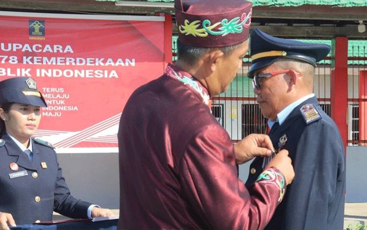 4 Pegawai Rutan Kapuas Terima Satyalencana Karya Satya