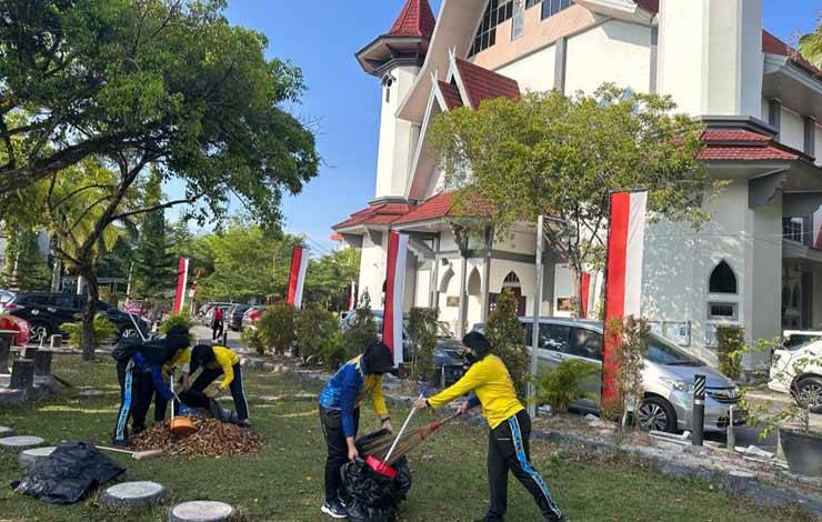 Menyambut Hari Jadi Polwan ke 75, Polwan Polda Kalteng Bersih-bersih di Rumah Ibadah