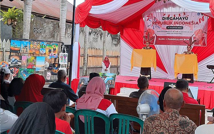 Meriahkan HUT RI, SLBN 1 Pangkalan Bun Tampilkan Beragam Seni dan Lelang Lukisan