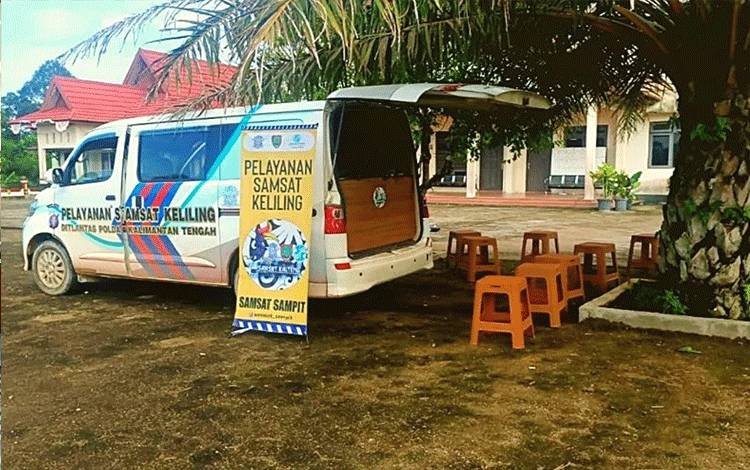 Layanan UPT. Samsat Sampit menggunakan kendaran Samsat keliling. (FOTO: SAMSAT SAMPIT)