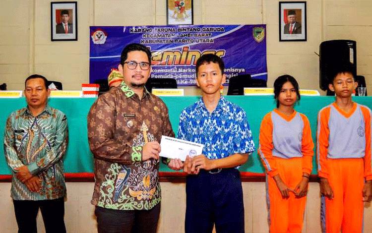 PMP Kecamatan Lahei Barat Kembali Salurkan Stimulan Pendidikan