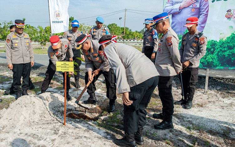 Lakukan Aksi Penghijauan, Polda Kalteng Tanam Pohon di SPN