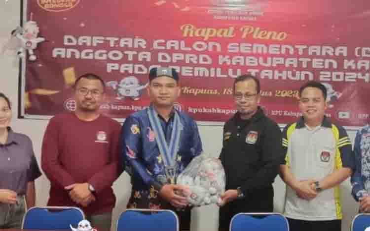 Jajaran KPU Kapuas bersama GMKI Cabang Palangka Raya usai audiensi. (FOTO: IST)