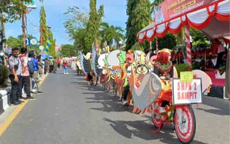 Menarik, Sepeda Hias Awali Penampilan SMPN 2 Pada Pawai Pembangunan