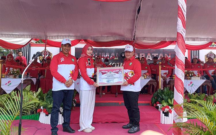 Bupati Kotim Beri Penghargaan Penampilan Tarian Kolosal Saat Upacara HUT ke-78 RI?