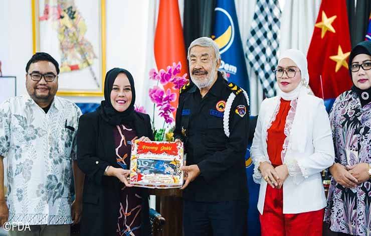 Wakil Ketua DPRD Provinsi Kalimantan Tengah, Faridawaty Darland Atjeh menerima cindera mata dari Gubernur ABN NasDem, IGK Manila, Jumat 18 Agustus 2023