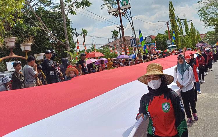 Pembentangan Bendera Merah Putih 78 Meter di Teluk Sampit Diapresiasi Bupati Kotim