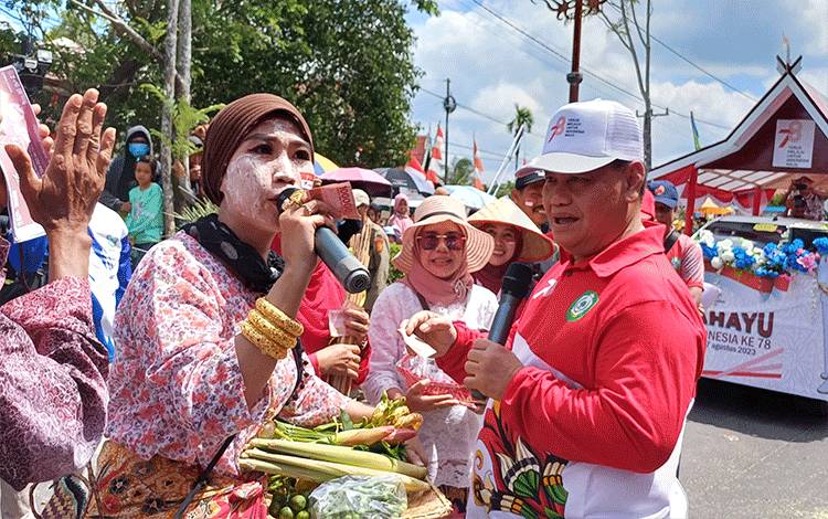 Bappenda Kotim Bawa Acil Enor saat Pawai Pembangunan HUT ke-78 RI, Sampaikan Pesan Tertib Membayar Pajak