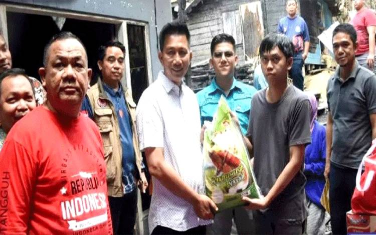 Bupati dan Wabup Barito Utara Serahkan Bantuan kepada Korban Kebakaran