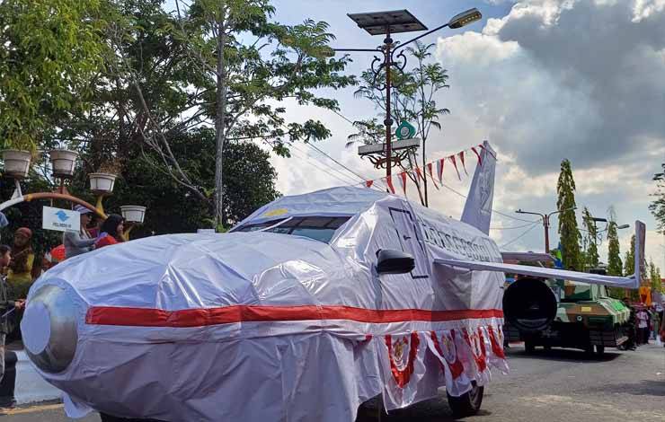 Bandara Haji Asan Sampit Ikuti Pawai Pembangunan, Bupati Kotim Berharap Perpanjangan Landasan Segera Terealisasi