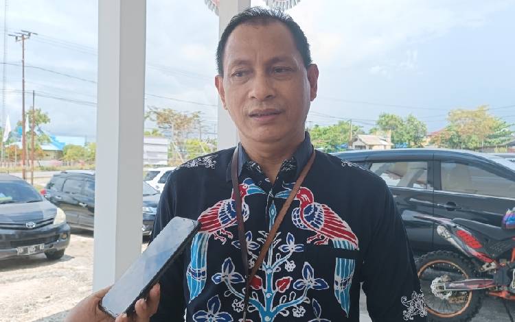 Ketua KPU Kabupaten Gunung Mas Stepenson saat diwawancarai wartawan. (FOTO: RISKA YULYANA)
