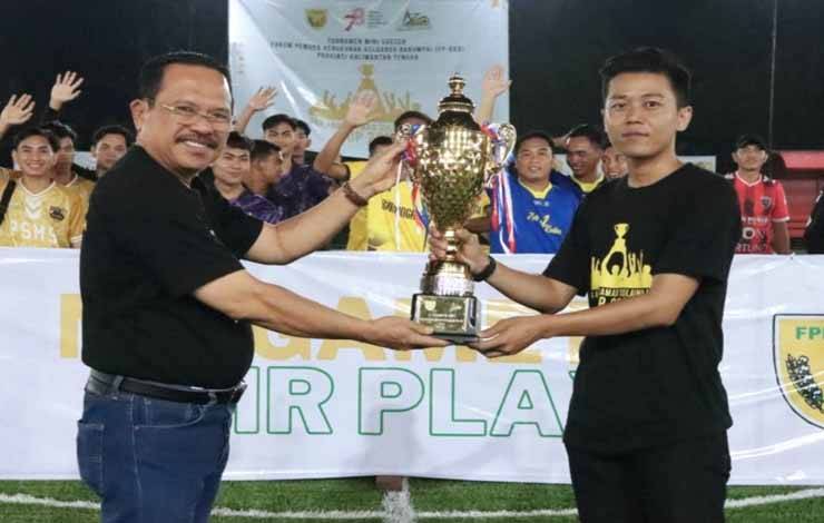 Sekda Nuryakin saat menyerahkan Piala Haji Sulaiman HB kepada panitia Tournament Minisoccer. (FOTO:ASEF/DEDE)