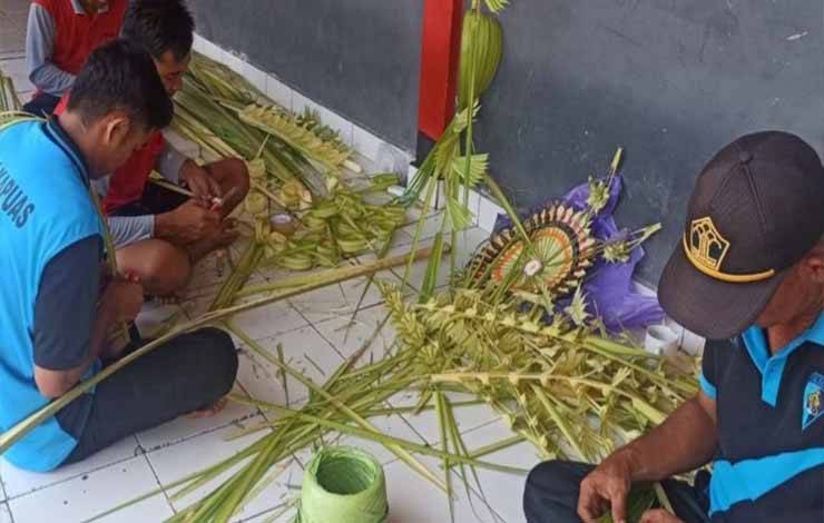 Staf KPR Rutan Kapuas Bersama WBP Bikin Kerajinan Tangan Hiasan dari Janur
