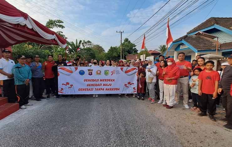 Kasatreskoba Polresta Palangka Raya AKP Aji Suseno bersama masyarakat Jalan Yogyakarta saat pencanangan kampung tangguh bebas narkoba (Foto : Satresnarkoba Polresta Palangka Raya)