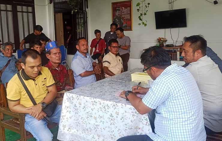 Kasi Intel Bersy Prima saat menemui sejumlah warga Desa Penopa di Kantor Kejari Lamandau. (FOTO : HENDI NURFALAH)