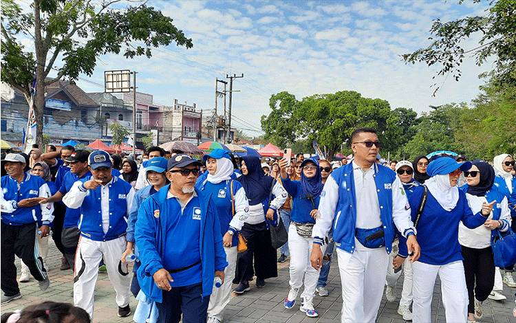 Ribuan Peserta Ikuti Jalan Sehat HUT ke-25 PAN dan Dirgahayu ke-78 RI di Pangkalan Bun