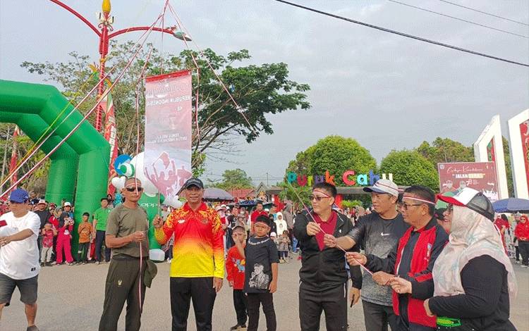 Lepas Peserta Jalan Sehat Rangkaian HUT RI, Ini Harapan Wabup Murung Raya