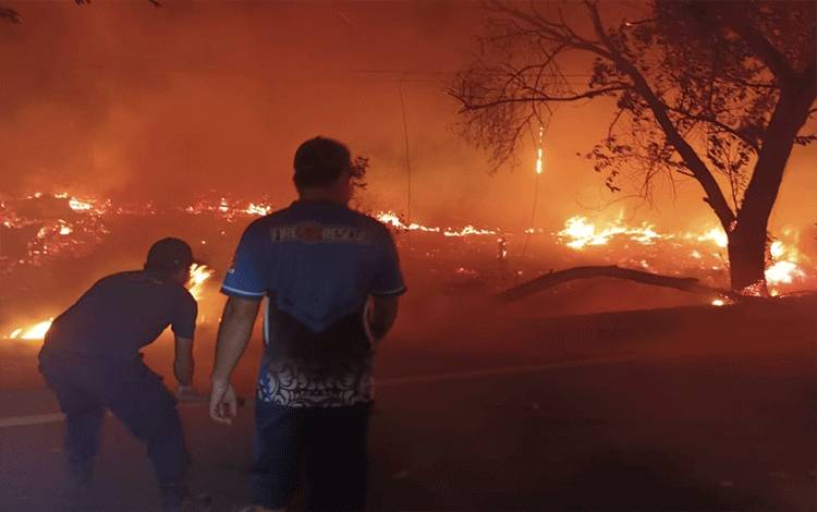 Kebakaran Rumah Jalan Trans Kalimantan Turut Bakar Lahan