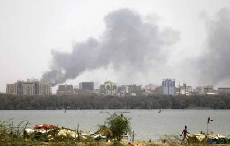Asap mengepul di udara dari sebuah gedung yang terbakar akibat bentrok antara angkatan bersenjata pemerintah Sudan dengan kelompok paramiliter RSF di Khartoum, Sudan. (Xinhua)