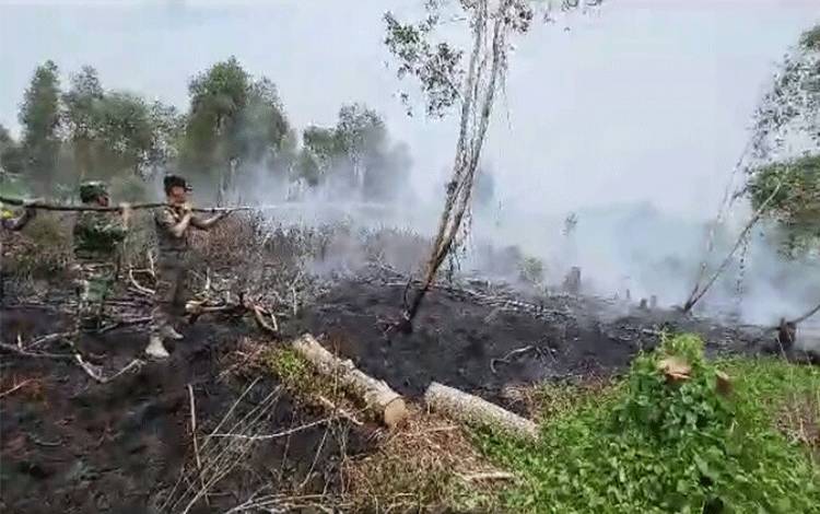 Camat MB Ketapang Eddy Hidayat ikut berjibaku melakukan pemadaman di Desa Eka Bahurui.(FOTO: Camat MB Ketapang)