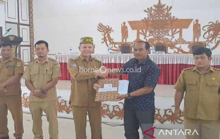 Bupati Gunung Mas Serahkan SK Penetapan Kebun Plasma Sawit 10 Desa