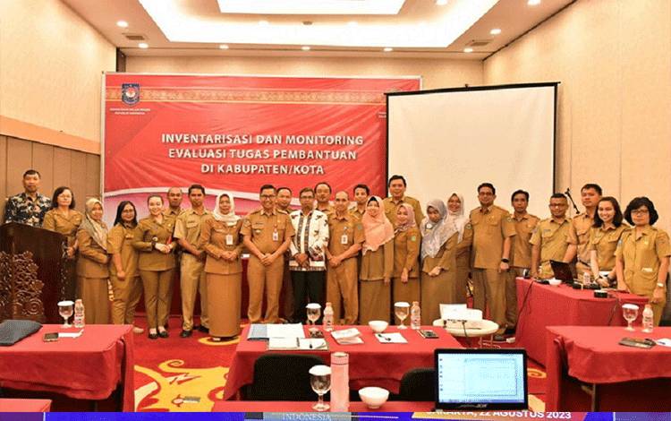 Foto bersama dalam rapat rapat inventarisir dan monitoring tugas perbantuan di Hotel Best Western Batang Garing, Palangka Raya, Selasa, 22 Agustus 2023. (FOTO: BAPPEDALITBANG KALTENG)