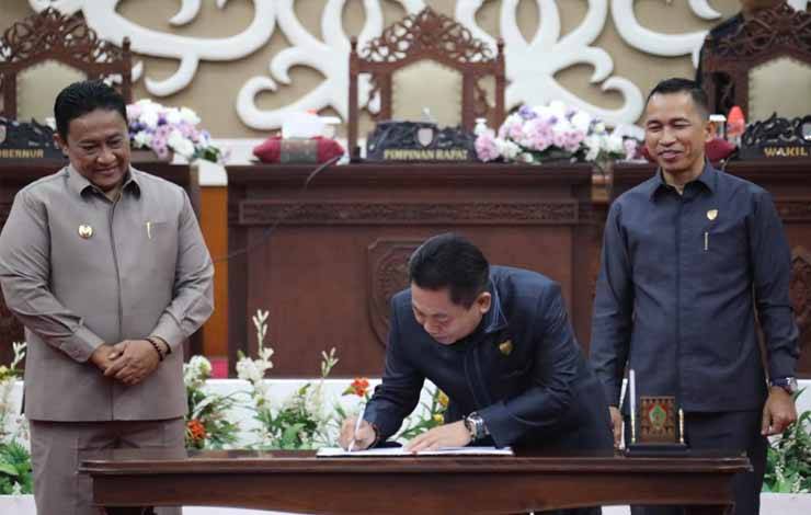 Wakil Gubernur Kalimantan Tengah, Edy Pratowo (kiri) saat mendampingi Ketua DPRD Provinsi Kalteng Wiyatno dalam Penandatanganan Berita Acara Persetujuan Bersama Peraturan Daerah tentang Perubahan APBD Tahun Anggaran 2023. (FOTO: TOMI)
