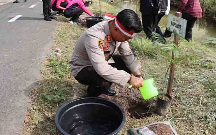 Polres Kapuas Tanam Pohon di Lingkungan Mako