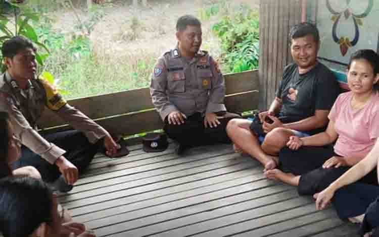 Personel Polsek Timpah bersama warga saat sosialisasikan waspada TPPO kepada warga di Desa Tumbang Randang. (FOTO: IST)