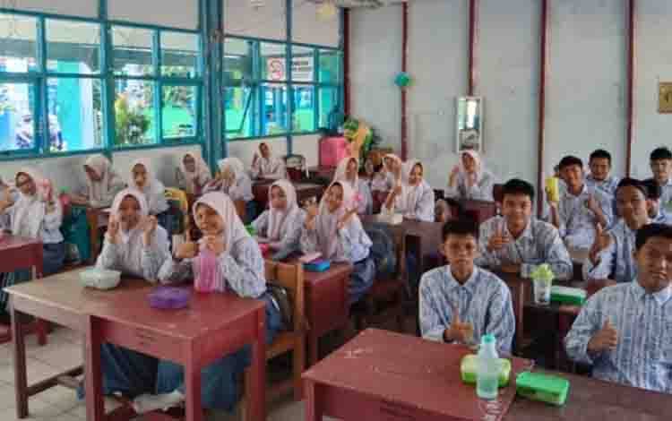 Peserta didik MAN Kapuas saat disosialisasikan program bebas sampah. (FOTO: IST)