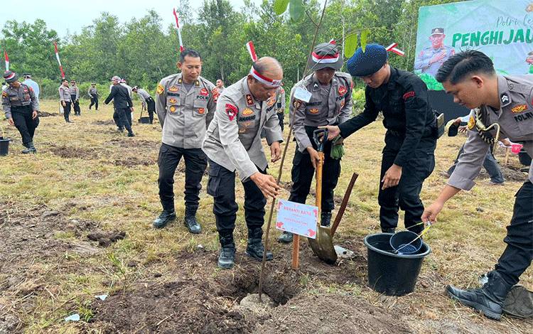 Polda Kalteng Bersama Polres Kabupaten dan Kota Tanam Puluhan Ribu Bibit Pohon Serentak
