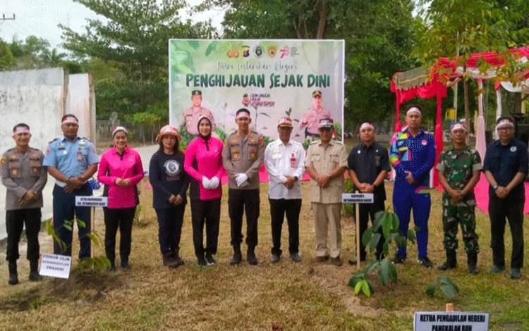 Polres Kobar Gelar Penghijauan dengan Tanam Pohon di Area Pangkalanbun Bun Park
